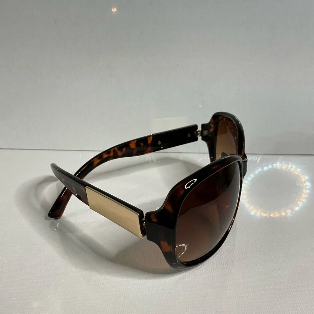 Elegant Tortoise Shell Sunglasses